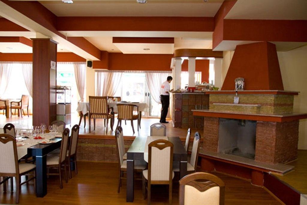Uni Palas Kavadarci Restaurang bild